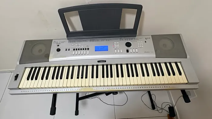 Teclado YAMAHA- DGX -230 76 teclas Com finte, pedal e Suporte.