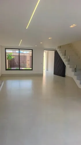 SOBRADO NOVO JD AMÉRICA 3 SUÍTE PORCELANATO ESQUADRIAS AUTOMÁTICAS PISCINA QUINTAL OPORTUN