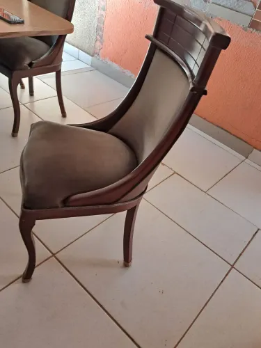 Vendo cadeiras de luxo design elegante. 