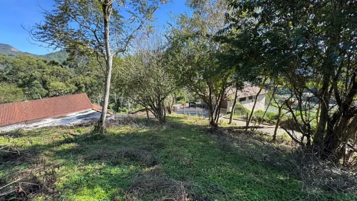 Terrenos à venda no Cascatinha com vista deslumbrante das montanhas e infraestrutura urban