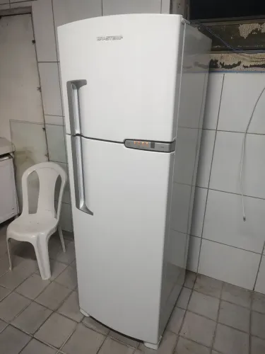 Geladeira Brastemp frost free gelando perfeitamente bem conservada faço entrega 