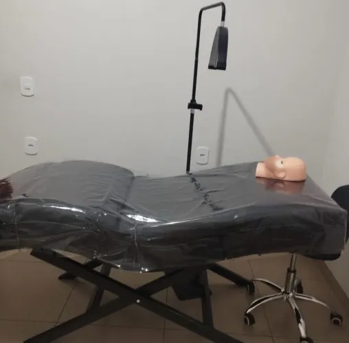 Vende se maca de estética ,com massageador,e capa de proteção 