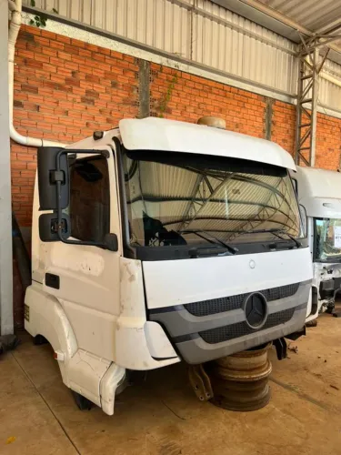 Cabine Mercedes bens axor ano 2013 com câmbio automático, modelo 2644 completo no estado