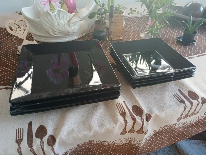 Pratos elegantes quadrados na cor preta