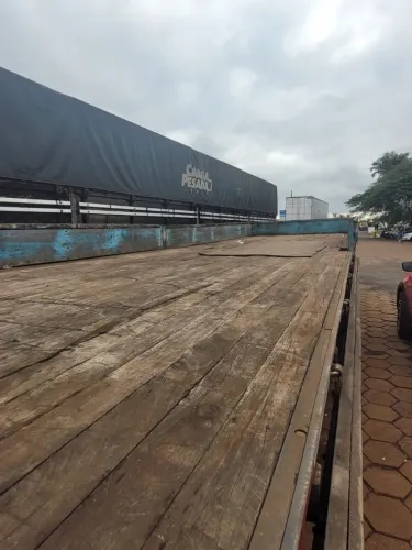 Carroceria 8 metros está em um 1113