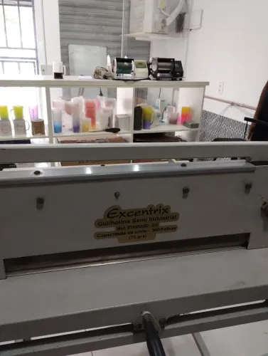 Guilhotina Excentrix semi industrial 51cm com mesa tudo funcionando perfeitamente