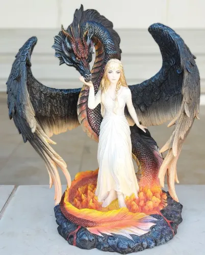 Escultura "Beauty and the Winged Serpentine Dragon" - Veronese Design.