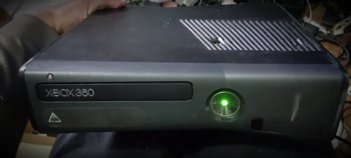 **Baixei** Xbox 360 Slim, liga e nao da imagem (otimo estado)