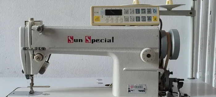 Máquina de costura industrial reta eletrônica.