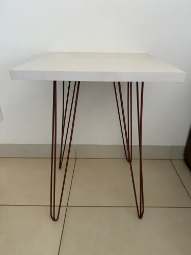 Mesinha de apoio moderna off-white