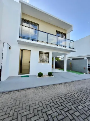 Casa em condomínio á venda no bairro Pinheiro Machado