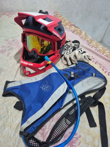 Kit Capacete ASW Earth Quake + Mochila de Hidratação + Luvas