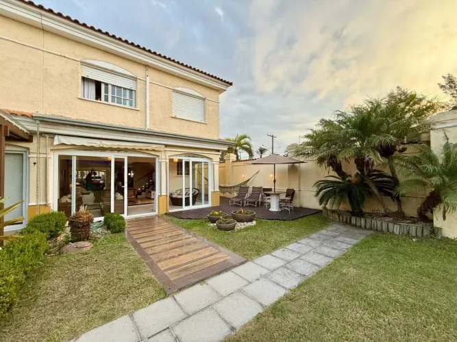 Sobrado à venda, 3 quartos, 1 suíte, 2 vagas, Condomínio Villas Resort - Xangri-Lá/RS