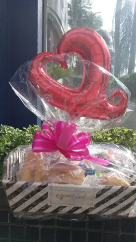 Cesta de café da manhã e aniversário