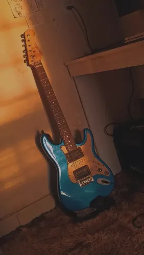 Guitarra stratocast Phoenix modificada