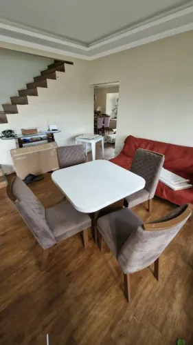 Mesa de Jantar com quatro cadeiras