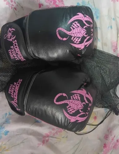 Luva de boxe rosa escorpiao