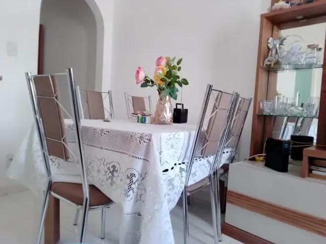 Estante e mesa de 6 cadeiras