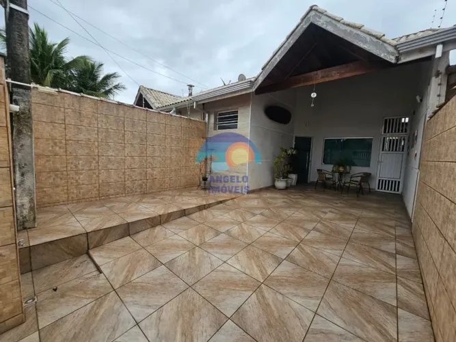 Casa impecável a 800 metros do mar em excelente bairro na cidade de Peruíbe - SP