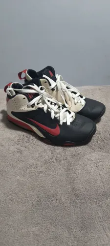 Bota Bull Terrier e tênis bota Nike