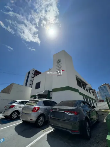 Prédio Comercial em Lagoa Nova/Candelária, 02 andares, com 17 salas, 375 m2 de a