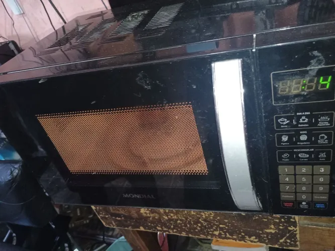 Microondas Mondial 21 litros black não Esquenta