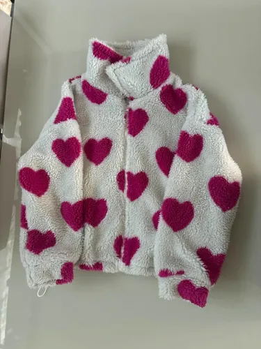 Jaqueta Teddy Feminina Branca com Corações Rosa - Super Quentinha