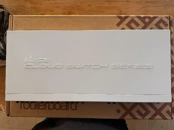 Switch profissional MikroTik Cloud Router Switch CRS328-4C-20S-4S+RM,