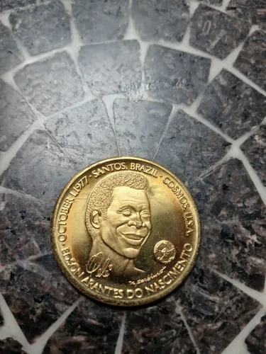 Medalha comemorativa último jogo do jogador Pelé pelo Cosmos EUA 1977