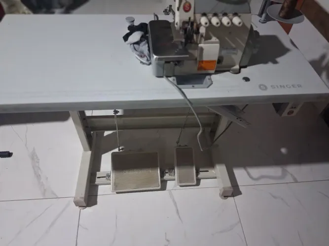 Maquina  de costura overlock 