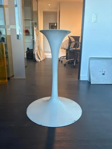 Mesa Saarinen alta com tampo mármore Carrara - diâmetro 1,24 m