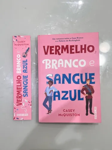 Livro Vermelho, branco e Sangue Azul com marca página