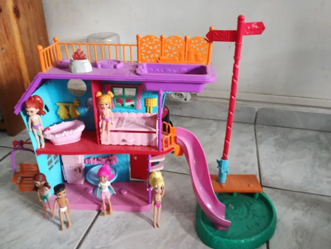 Casa da Poly com acessórios e bonecas 
