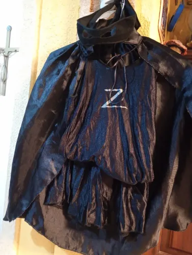 Fantasia (ZORRO) P, com máscara acompanha 4 peças