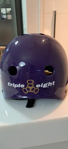 Capacete Triple eight
