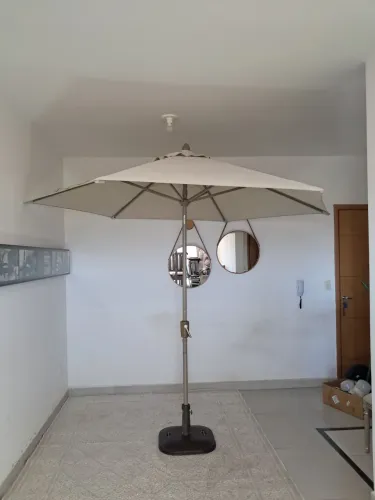 Ombrelone Articulado com base de 28kg Bege seminovo