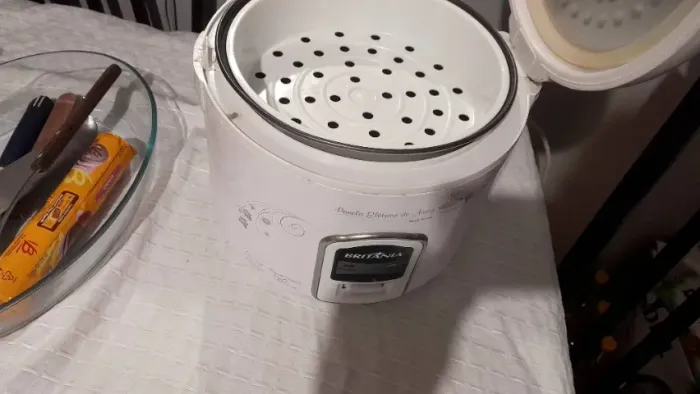 Vendo uma linda panela elétrica, funciona perfeitamente lido aparelho valor 70 reais, perf