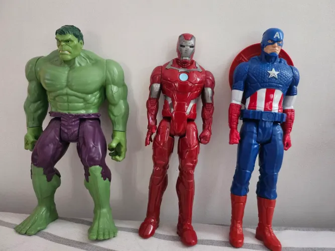 Bonecos Marvel vingadores, huk , capitão América e homem de ferro