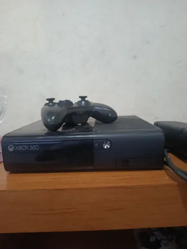 Vendo x-box 360 com um controle e cabos incluídos 