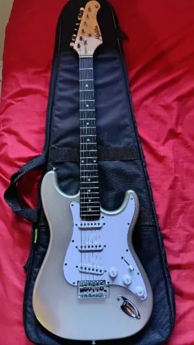 Guitarra Stratocaster Malibu semi-nova
