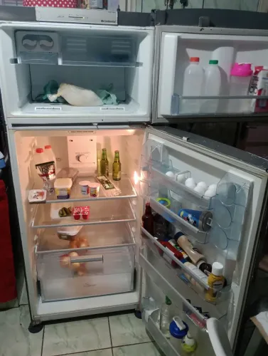 Vendo geladeira com defeito só gela em cima em baixo não