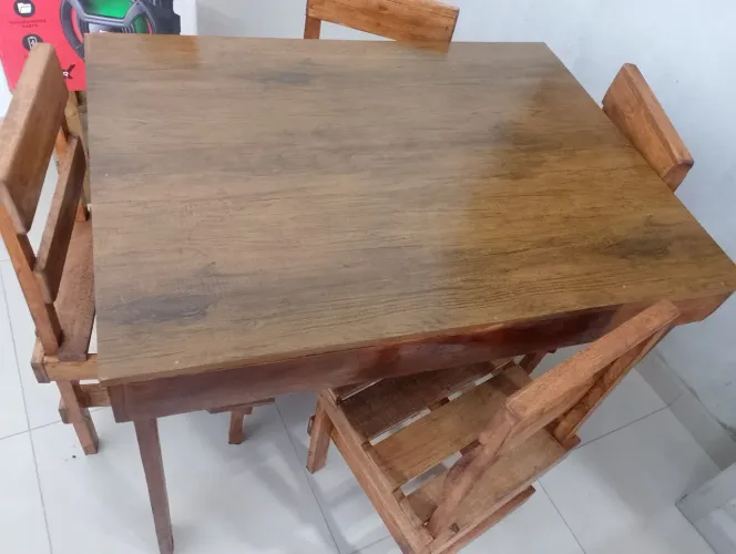 Mesa com quatro cadeiras