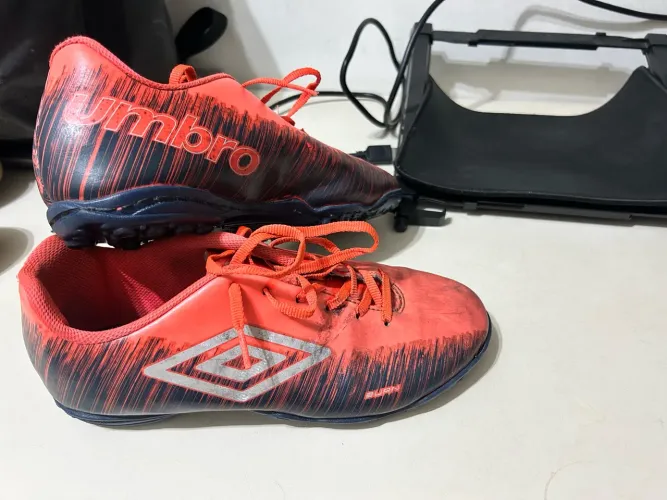 Chuteira Umbro tamanho 39
