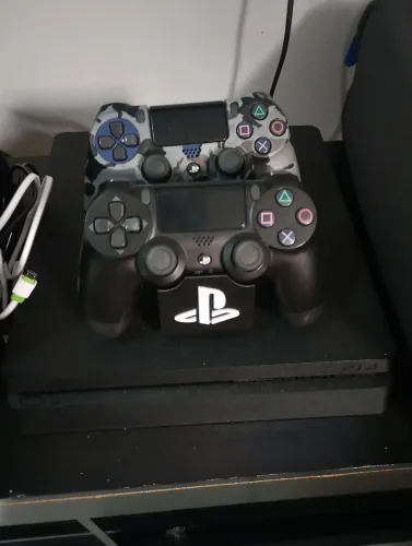 Playstation 4 Slim + 2 Controles