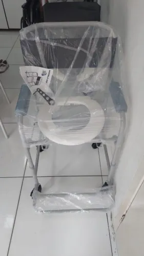 Estou vendendo uma cadeira de Banho para pessoa comorbidade valor 350 reais tá no plasti
