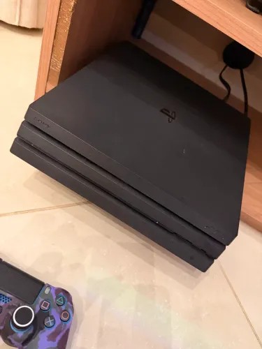 PLAYSTATION 4 PRO IMPECÁVEL! Com dois controles originais e 5 jogos