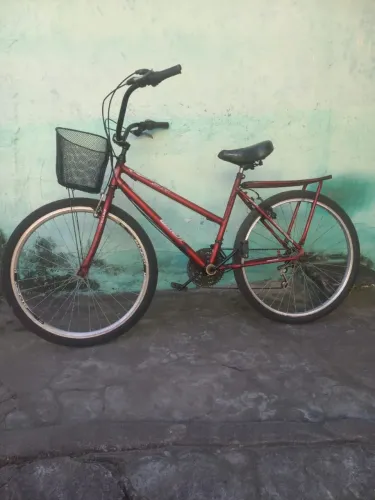 Bicicleta aro 26 com marchas rodas aero raios duplos na roda traseira.