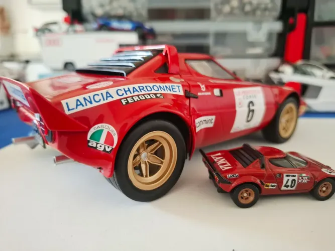 Miniatura Lancia Stratus HF 1:18 e Hot Wheels 1:64!!!