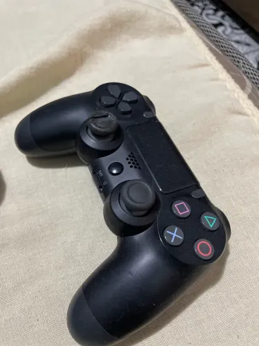 Controle ps4 original, relógio smart e um monitor bettdow pra pc.