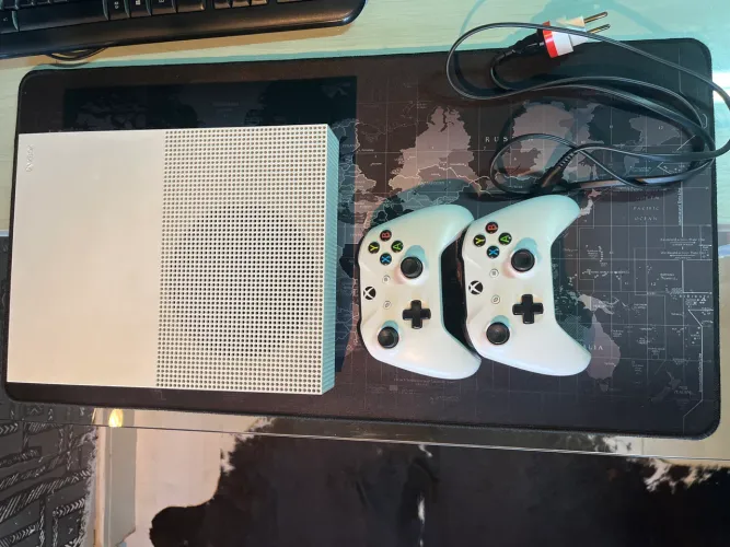 Xbox one s 1T + 2 controles